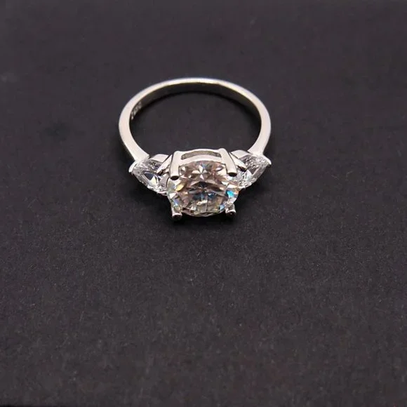 Awesome 3 Stone GRA Certified 2.80ctw Diamond Ring. Side Stones Cut As Heart's - Picture 11 of 15
